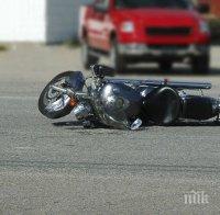 Моторист без книжка загина на място