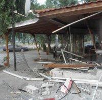 Лек автомобил влетя в автосервиз на Е-79 в Симитли и го събори