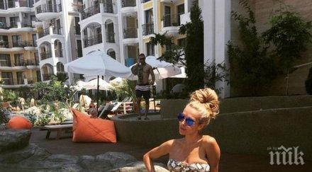 плажен патрул русата златка показа секси тяло снимки