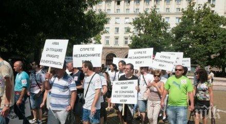 първо пик протестиращите столицата увеличиха издигнаха плакати снимки