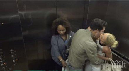 влюбена двойка отдава ласки асансьора погледа жената тях уоу видиш правят