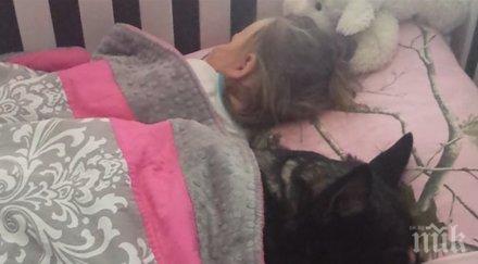 майка отива провери своето бебче намира един невероятен пазител нея