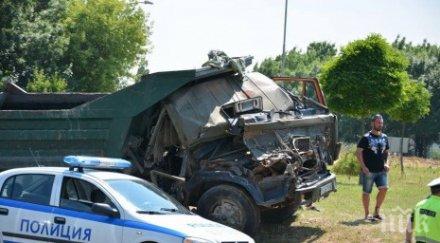 товарен камион волво помете асма ограда къща електрически стълбове кола