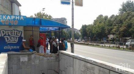 оголени тухли падат главите минувачи варненски подлез снимка