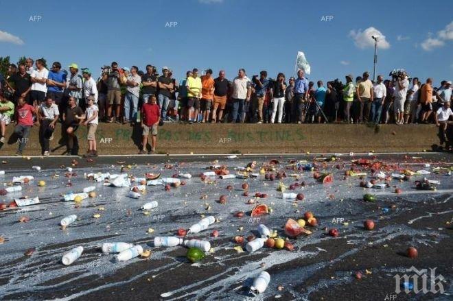 Френските фермери всяха хаос по пътищата и унищожиха чуждестранна продукция