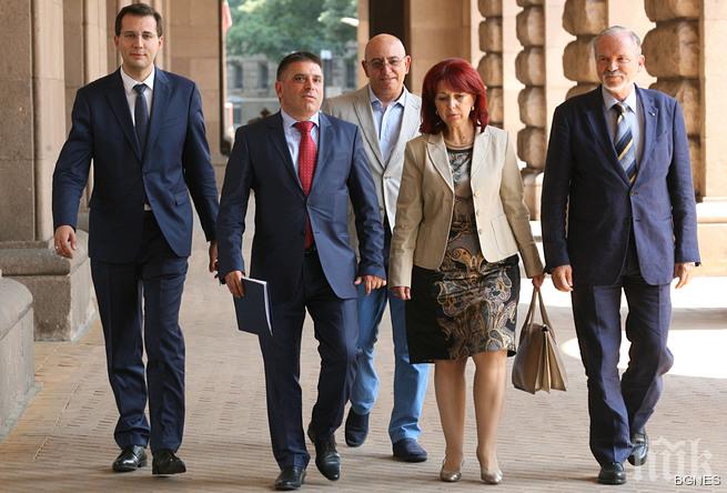 Депутати отправиха питане до КС за промените в Конституцията 