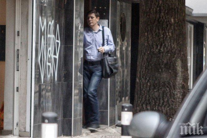 Горещо в ПИК и Ретро! Виктор Николаев с параноя и дебне по входовете - водещият се крие от гневни зрители на „Здравей, България” (папарашки снимки)
