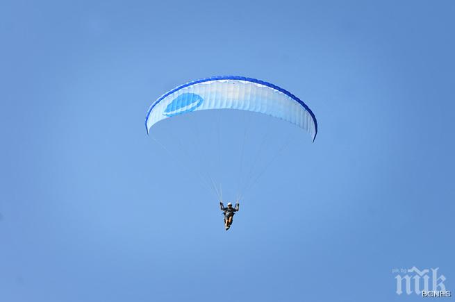 Над 30 пилота се пуснаха в Целно кацане по парапланризъм в Бургас