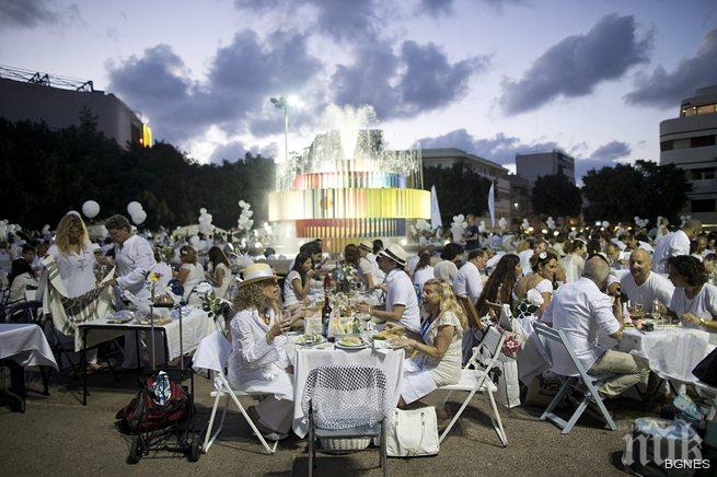 Тайна вечеря в бяло събра 5000 в Ню Йорк