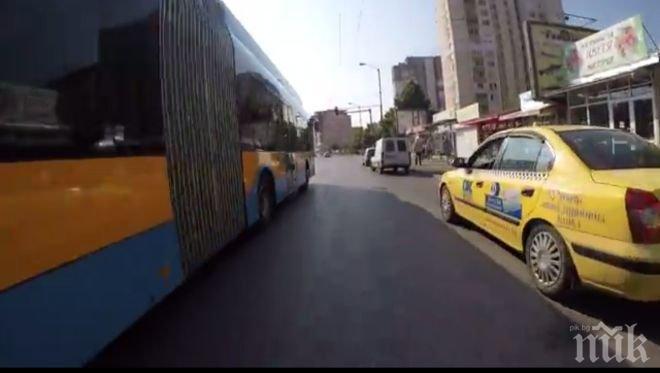 Тролейбус мина на червено с бясна скорост в столицата, минувачи останали като гръмнати (видео)