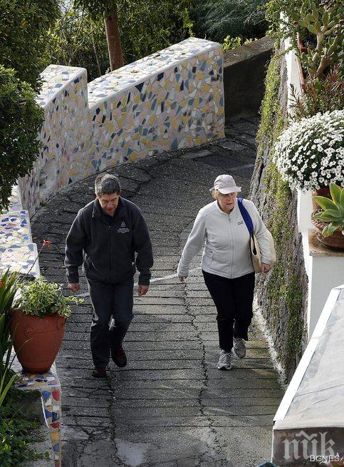 Меркел в отпуск със съпруга си в Алпите