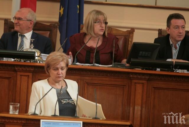 Менда във вихъра си: Г-жо Цачева, безкрайно съм разочарована от Вашето водене на заседанието! Цветанов ми каза да се успокоя!