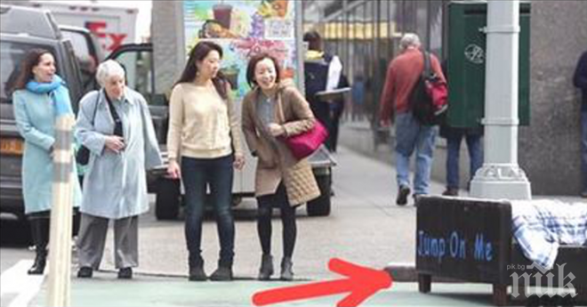 В центъра на града, по средата на нищото, имаше легло. Каква функция изпълняваше? Ще те накара да се усмихнеш!