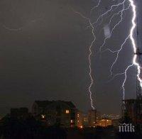 Гръмотевична буря, придружена с пороен дъжд и в Благоевград
