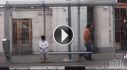 една претъпкана автобусна спирка голям град замръзва момче мислиш реагират случайните минувачи