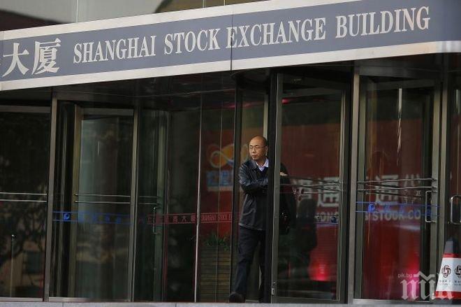 Продължава спадът на котировките на Шанхайската борса