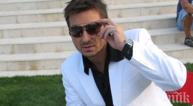 Коцето предизвика истерия, показа си питона (снимка)