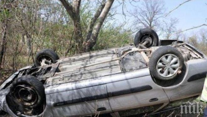 Голф излетя от пътя и се приземи по таван, 20-дневно бебе оцеля по чудо