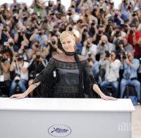 Чарлийз Терон осинови второ дете