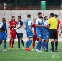 Извънредно! Фенове на ЦСКА нахлуха на терена, подгониха футболистите на Ашдод в мач на 