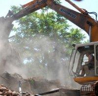 Срутиха паметник на архитектурата от миналия век (снимки)