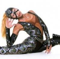 Жената каучук тръгна с бастун: Платих тежка цена за змийското си тяло, ставите ми не издържаха