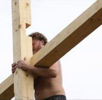 Ентусиасти вдигнаха 6-метров дървен кръст в Монтанско