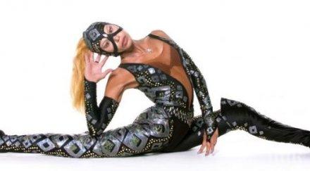 жената каучук тръгна бастун платих тежка цена змийското тяло ставите издържаха