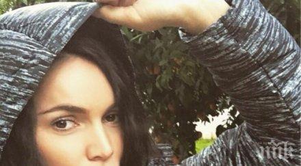 алисия цъфна пижама уникалнa снимка