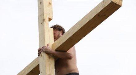 ентусиасти вдигнаха метров дървен кръст монтанско