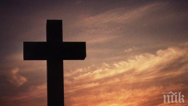 Екзорсисти гонят дявола от жена край езерце в Тексас (видео)