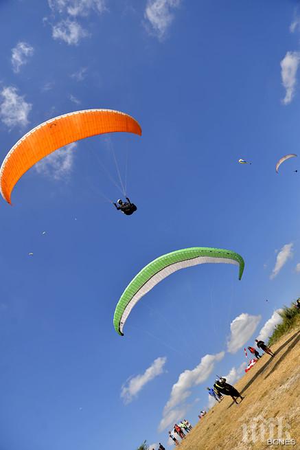Летящите хора на състезание по парапланеризъм в Шумен