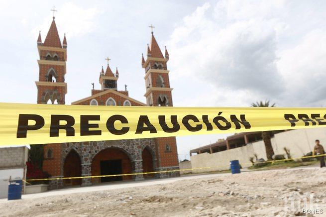 Камион връхлетя върху процесия в Мексико, 27 души загинаха