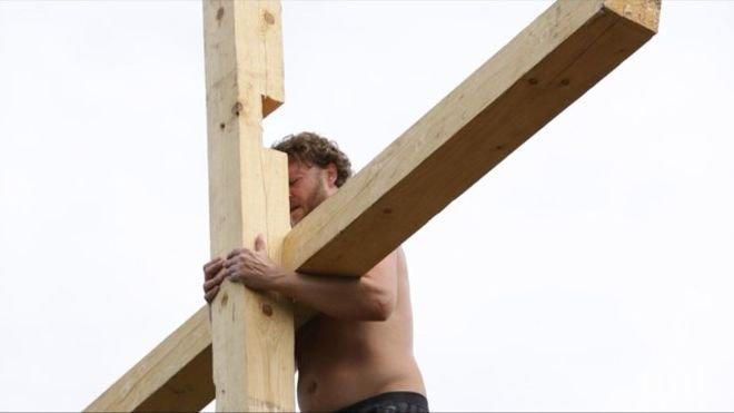 Ентусиасти вдигнаха 6-метров дървен кръст в Монтанско