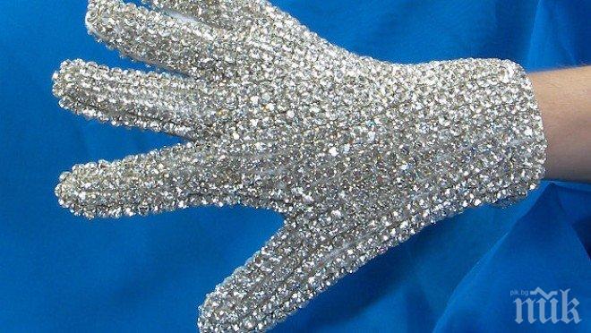 Продадоха на търг една от белите ръкавици на Майкъл Джексън за блзо 65 хил. долара