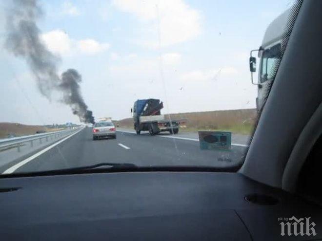 ИЗВЪНРЕДНО в ПИК! Огнен ад на магистрала Тракия! Кола пламна като факла! Шофьорите в паника от гледката! (видео)