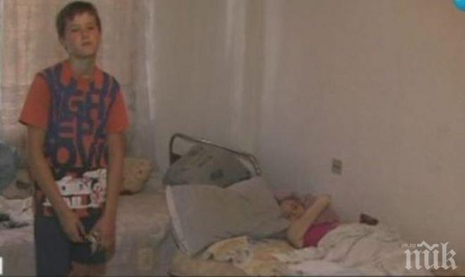 Добри хора затрупаха с дарения 13-годишния Мишо и болната му майка