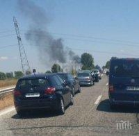 Джип гори на магистрала 