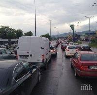 Интензивно е движението по главен път Е-79, свлачище затруднява движението край Бобов дол 