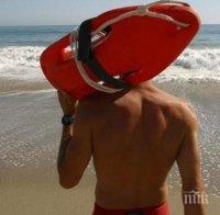 Извадиха четирима за около час от Северния плаж в Бургас, жена е с опасност за живота