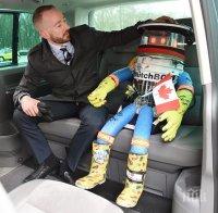 Социален експеримент с робот автостопаджия завърши предсказуемо