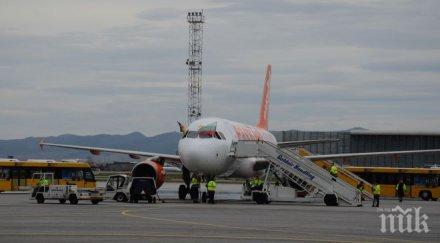 самолет 174 пътници излезе писта индонезия