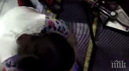 ескалатор захапа ръката годишно дете китай видео