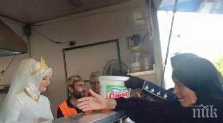 хит нета турски младоженци хранят бежанци вместо празнична трапеза снимка