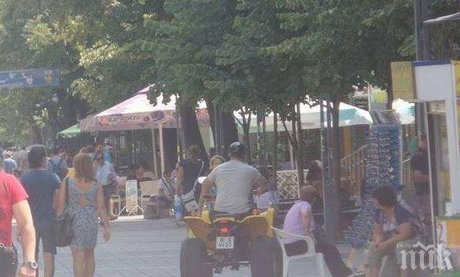 Нечувано шоу в центъра на Бургас! Мъж подкара ATV, за да си купи слънчеви очила (снимки)