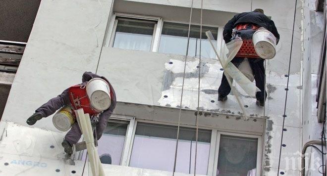 Извънредно! Млад мъж полетя от седмия етаж на блок в Бургас - санирал, преди да стане жестоката трагедия