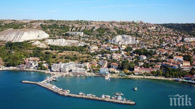 Бутат незаконен обект от плажа в Балчик