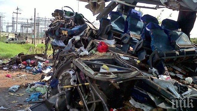 ЕКСКЛУЗИВНО! Зверска катастрофа край Рилския манастир, две коли се удариха, хвърчат линейки. Има и дете в мелето