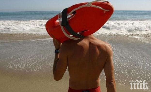 Извадиха четирима за около час от Северния плаж в Бургас, жена е с опасност за живота