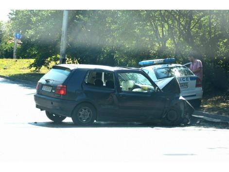 Първи снимки от катастрофата във Варна, кола се помля в стълб